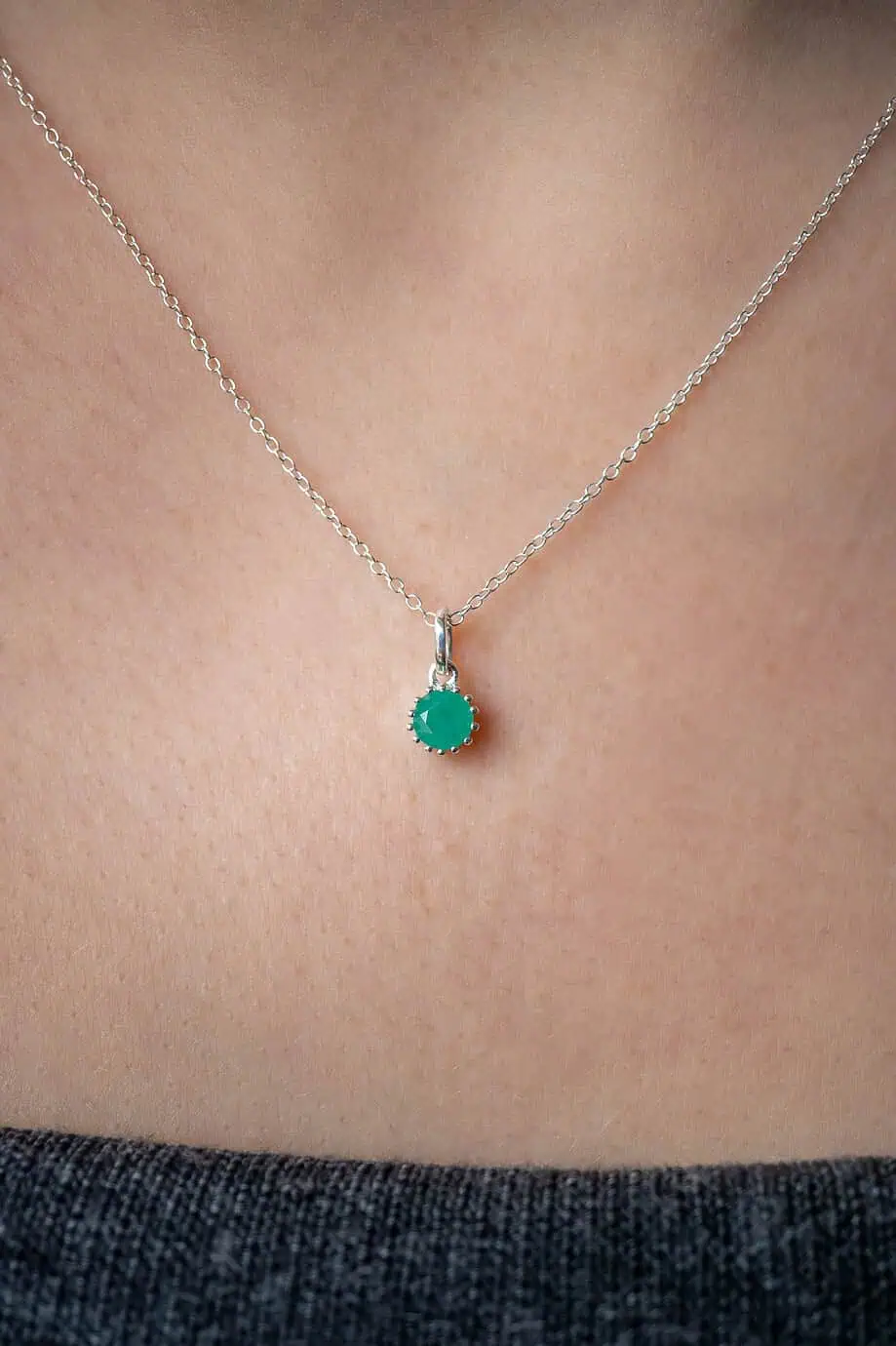 Zilveren edelsteen ketting met geboortesteen mei groene smaragd edelsteentje hanger van sterling zilver groen emerald