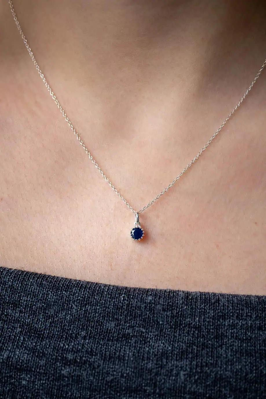 Zilveren edelsteen ketting met geboortesteen september blauwe saffier edelsteentje hanger van sterling zilver donker blauw sapphire